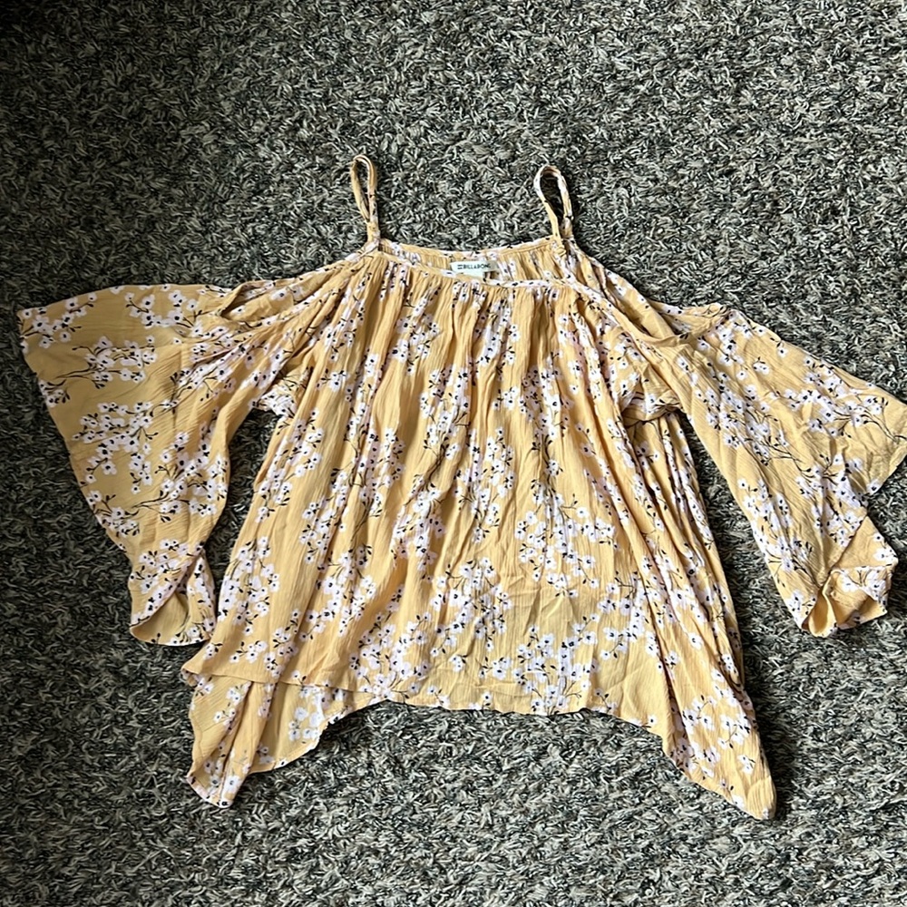 Billabong Size Large Off Shoulder/Cold Shoulder Top - Like New Condition
